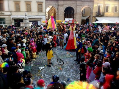 Rimini. Il Carnevale impazza tra piazza Cavour e il Teatro Galli