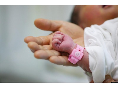 Rimini. Abbandonata dalla madre perché prematura, neonata adottata da un’infermiera. Il Resto del Carlino