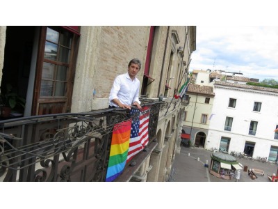 Rimini. Strage Orlando, la bandiera arcobaleno e quella Usa sventolano da Palazzo Garampi
