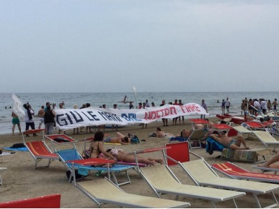 Rimini. Sulla spiaggia la manifestazione contro le trivelle