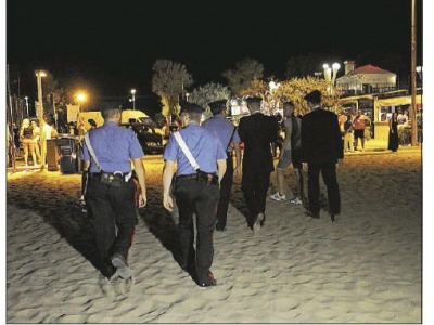 Rimini, quattro arresti. Polizia e Carabinieri in spiaggia, di notte.