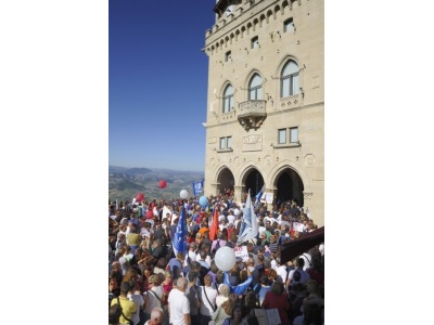 San Marino. Sciopero generale: un Pianello gremito spinge contro il Palazzo Pubblico. San Marino Oggi