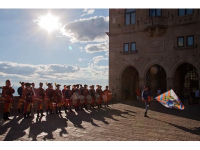 San Marino. 500 figuranti e bandiere tradizionali sfilano nel centro storico di Citta’. Corriere Romagna
