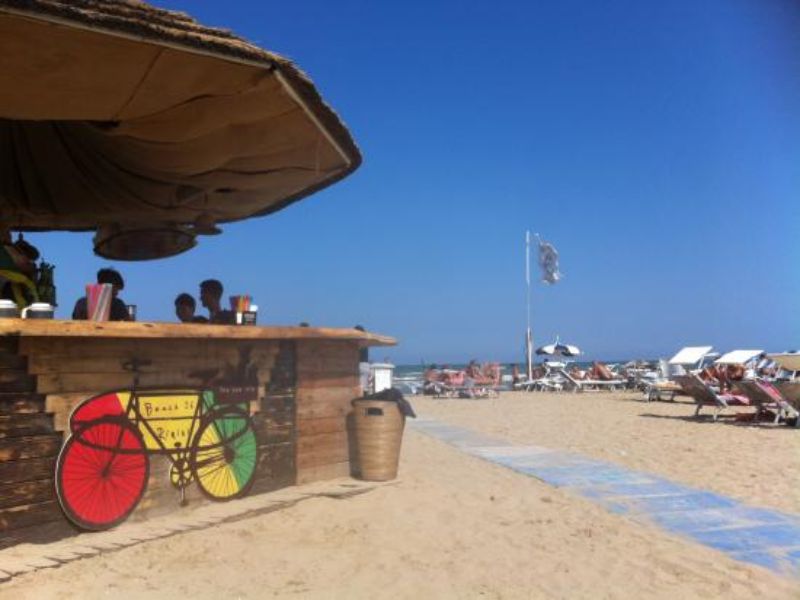 Rimini. Il coronavirus annulla gli aperitivi in spiaggia