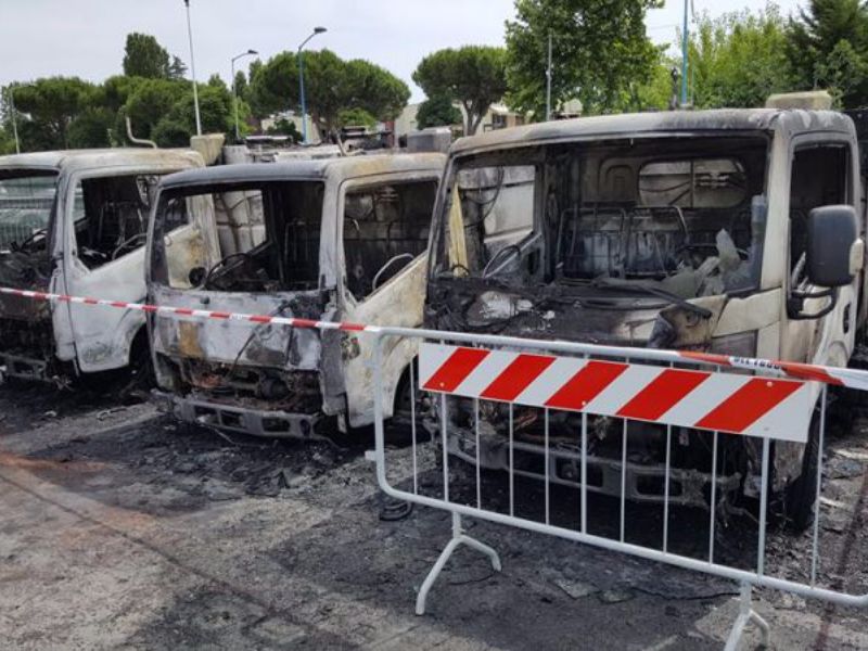 Rimini. Incendio in via Portogallo: bruciano tre compattatori de La Formica