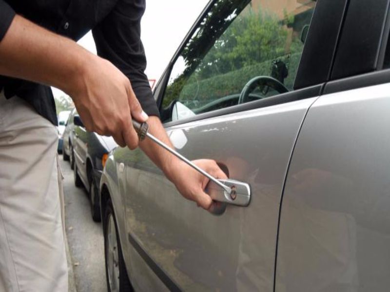 Rimini. Ladri rubano dall’auto tutti i regali di Natale