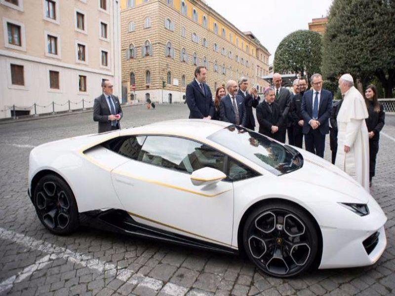 Rimini. Lamborghini del Papa all’asta: tra i progetti da finanziare quello della Papa Giovanni XXIII