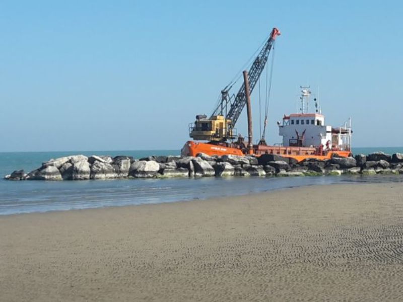 Rimini. Scogliere abbassate per ‘ripulire’ il mare