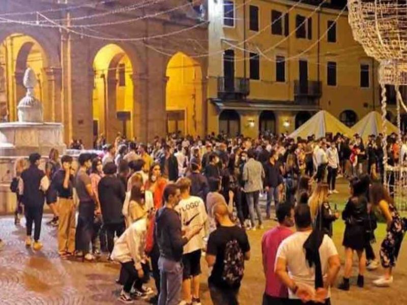 Tornano le “Shopping night” nel centro storico di Rimini, negozi aperti ogni mercoledì sera