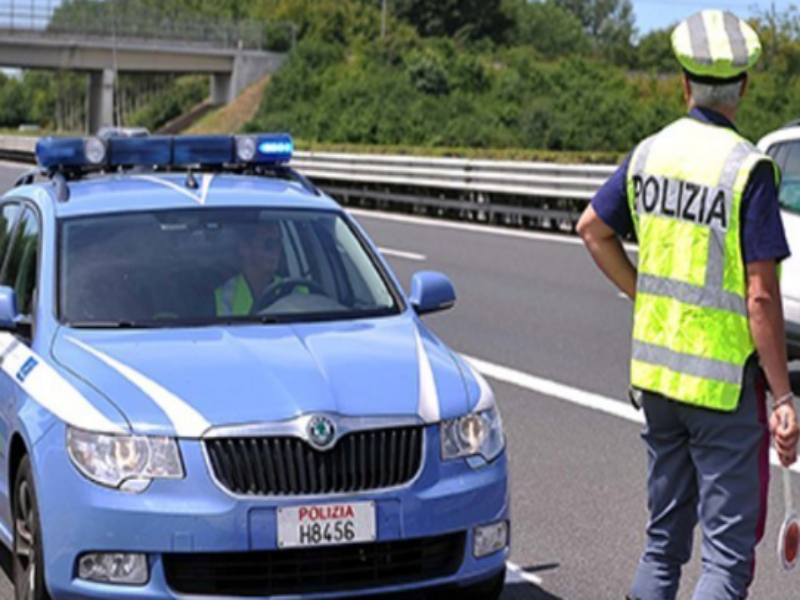 Rimini. Corriere finisce fuori strada perché colto da un malore, lo salvano gli agenti della Polizia Stradale