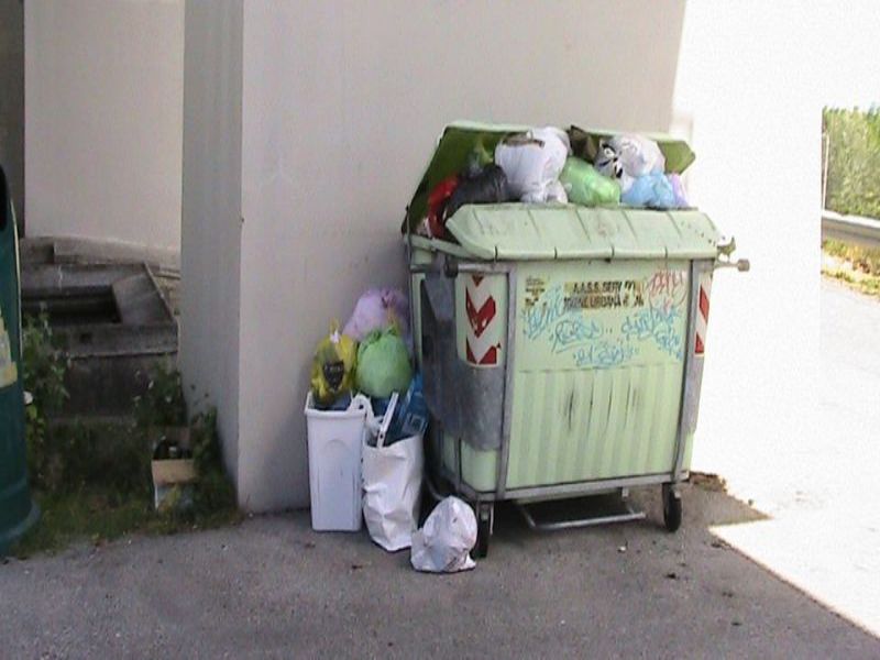 Furbetti dei rifiuti a Rimini, 162 multe nel 2023