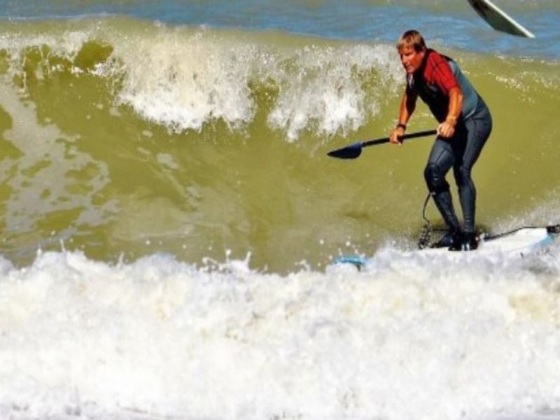 Rimini. Surfista muore contro gli scogli