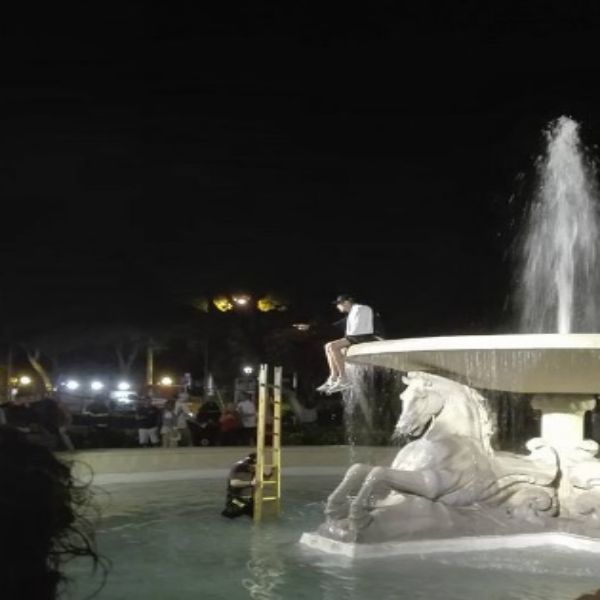 Rimini. Ubriaco si arrampica sulla Fontana dei Quattro Cavalli