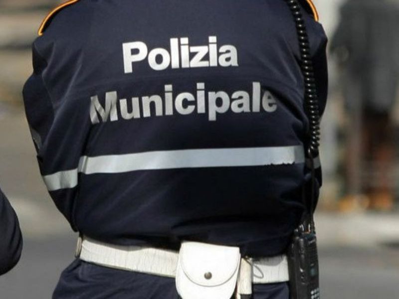 Rimini. Indagato un vigile per violenza privata, percosse e falso