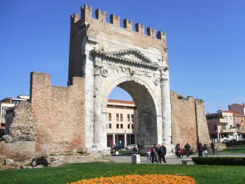 Rimini.  Souvenir da Rimini: turisti sorpresi a rubare pietre dell’Arco d’Augusto