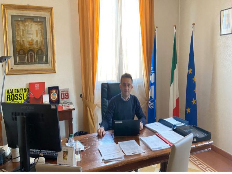 Il sindaco di Misano Fabrizio Piccioni torna al lavoro in Comune