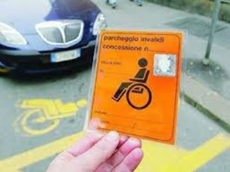 Rimini. Usa il pass disabili del nonno deceduto per parcheggiare in centro