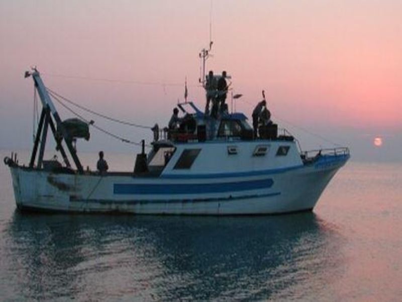 Rimini Pescatore cade in acqua, salvato dopo mezz’ora