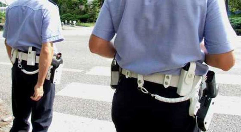 Rimini. Agente della Polizia Municipale chiede di spostare il ciclomotore e viene aggredito: denunciato l’uomo