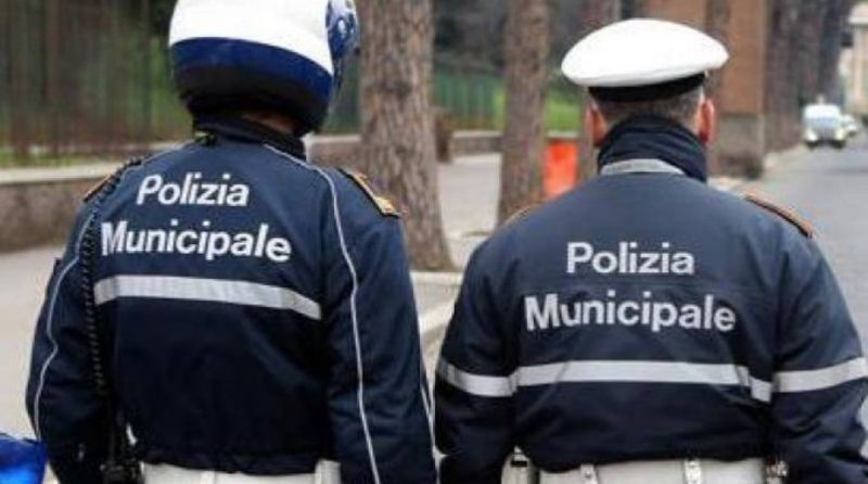 Rimini. Rapina un invalido del telefonino: l’uomo fermato e tratto in arresto dalla Polizia Locale