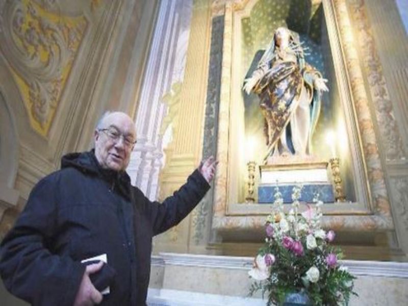 Rimini. Rubano la corona della Madonna mentre il prete celebra la messa