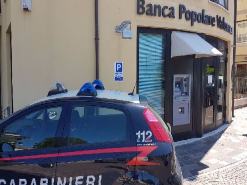 Rimini. Rapina in banca a mano armata: legati i dipendenti