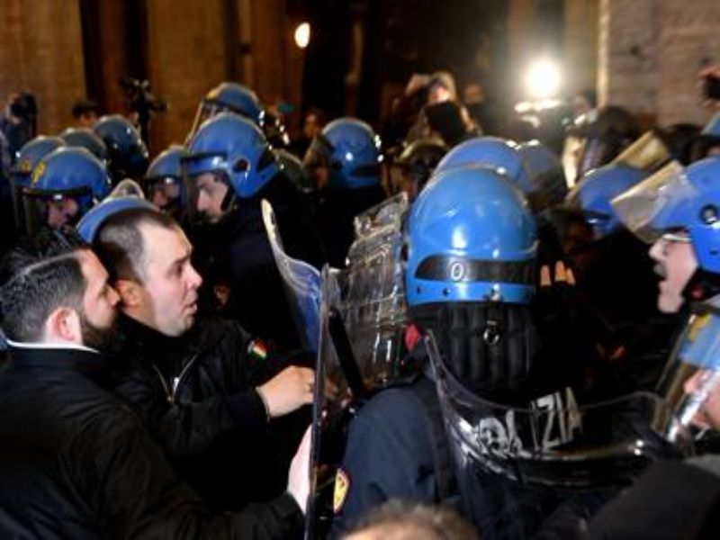 Rimini. Scontri con la polizia a Macerata: arrestato il candidato riminese Mirco Ottaviani