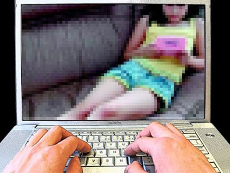 Rimini. Nel computer aveva foto e filmati osceni di bambini: arrestato impiegato riminese 53enne