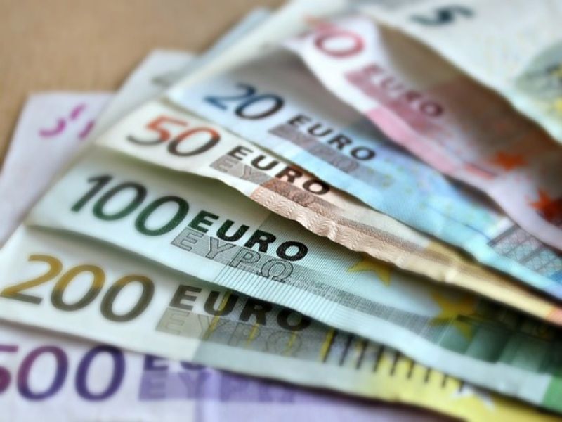 Uno su tre vive con meno di 10mila euro