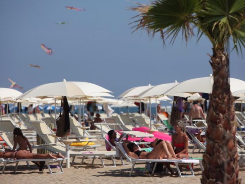 Rimini. La spiaggia e la minaccia Covid-19: «Difficile far seguire le regole ai giovani»