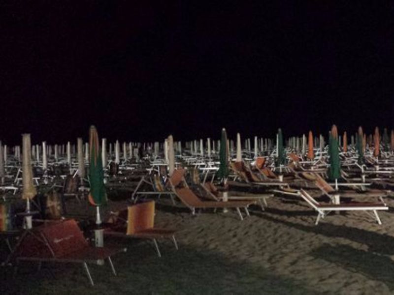 Pestata in spiaggia a Rimini una 21enne, spunta l’ipotesi violenza sessuale