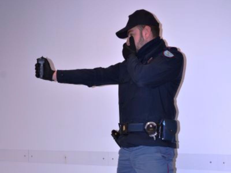 Rimini. Fugge su uno scooter rubato: bloccato dagli agenti con lo spray al peperoncino