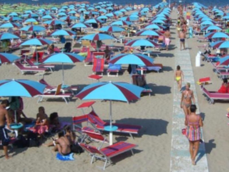 Vacanze più salate: «Una famiglia a Rimini spenderà in media oltre 300 euro in più»