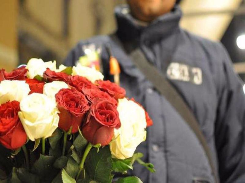 Rimini. A 12 anni costretti dai genitori a vendere le rose ai turisti