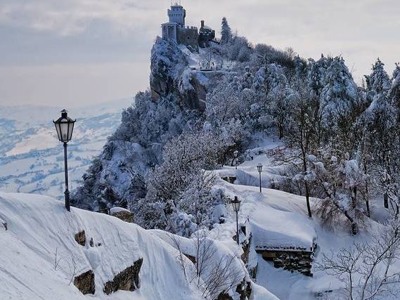 Tutta la Repubblica di San Marino ricoperta di neve