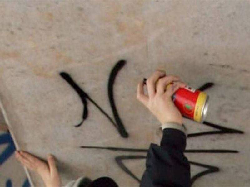 Imbratta locale con lo spray: 19enne di San Marino denunciato