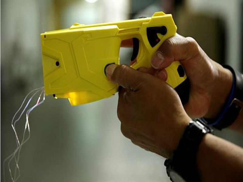 Rimini. Minaccia e picchia la sua ex in strada, i poliziotti lo arrestano dopo aver steso con il taser