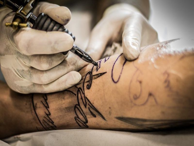 Inchiostro per tatuaggi: emesso l’avviso di sicurezza sul divieto di introduzione e circolazione