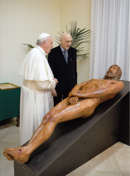 L’Uomo della Sindone, Papa Francesco e lo scultore Luigi Enzo Mattei, notissimo a San Marino