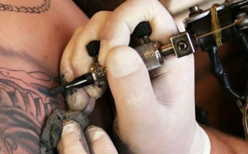 Hashish, farmaci, marijuana e steroidi anabolizzanti nell’auto e in casa a Riccione: arrestato un tatuatore di 37 anni
