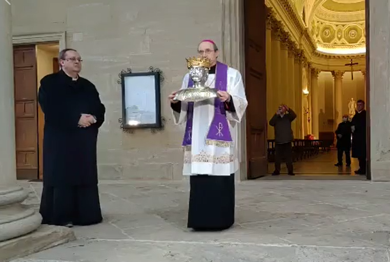 Mons. Andrea Turazzi: la benedizione con le reliquie  del Santo Marino sul sagrato della Basilica