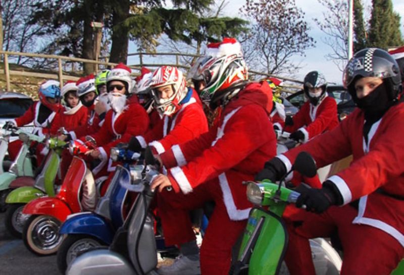 Babbo Natale a San Marino viaggia rigorosamente in Vespa