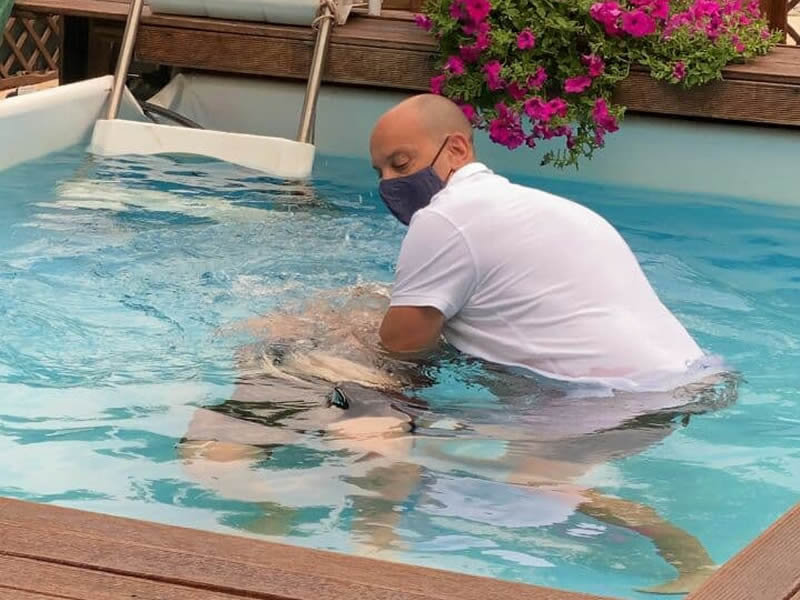 San Marino. Il battesimo dei Testimoni di Geova avviene in una piscina privata
