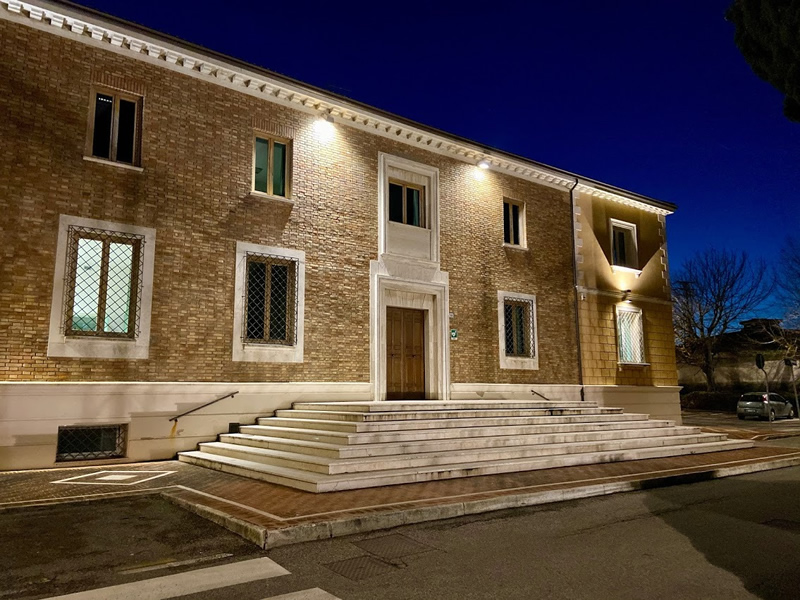 Misano Adriatico spegne le luci del palazzo comunale per sensibilizzare al risparmio energetico