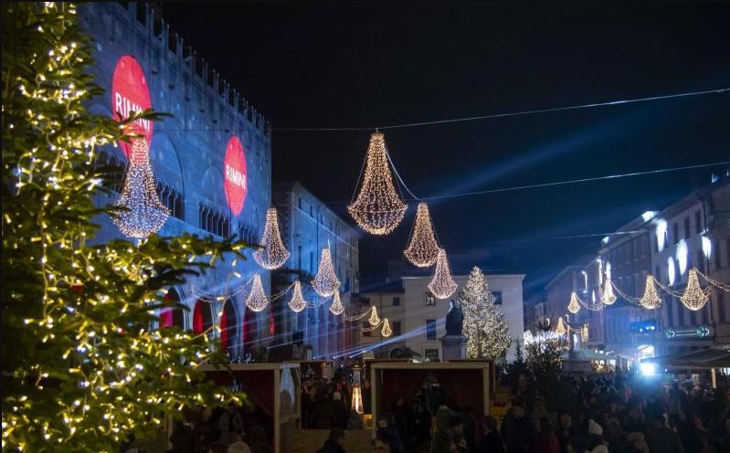 Nel centro storico di Rimini tira già aria di Natale