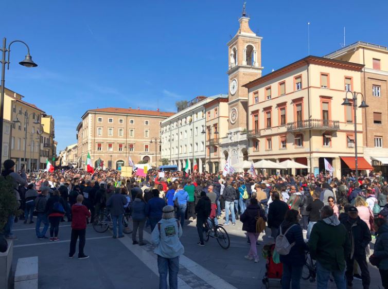 Rimini. Centro storico stracolmo di manifestanti contrari al Green Pass