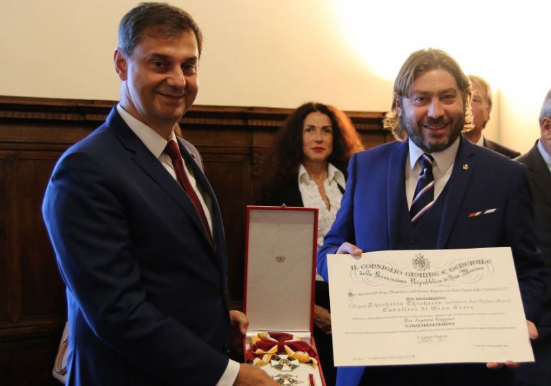 San Marino. Un’importante onorificenza per il politico greco Theoharis