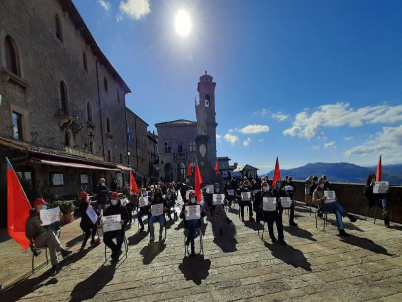 San Marino. Decine di persone in piazza per chiedere risposte sui vaccini
