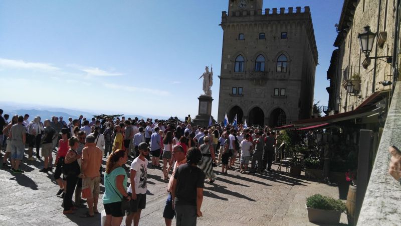 San Marino. Vaccini anti-Covid e prestito ponte, flash mob della Csdl sul Pianello