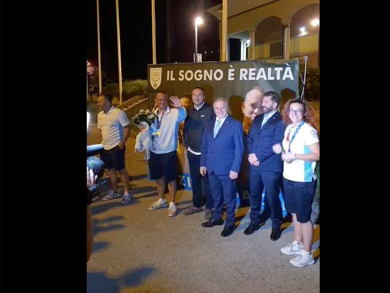Una folla di tifosi accoglie il ritorno a San Marino degli eroi di Tokyo Perilli e Berti – VIDEO